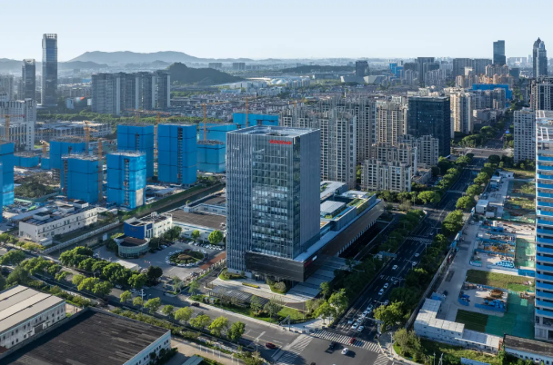 聚焦光电建材创新，固德威助力建筑与园区绿色转型